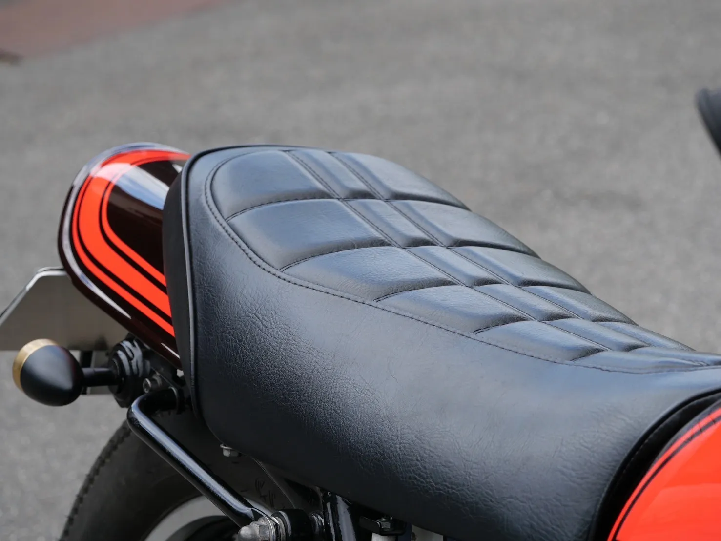 シートは純正のスポンジをそのまま使用し、表のレザーを張替え