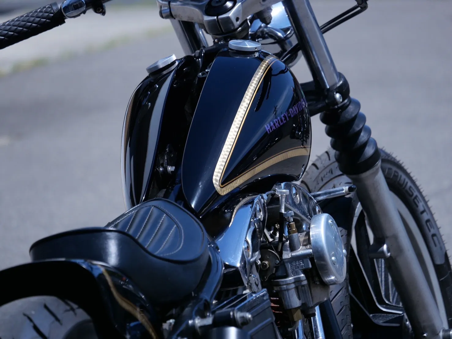 ナローの分割タンクを製作し、重たい感じをなくし、尚且つあえてタンクとタンクの間を開けることによって、他とは変わった感じを演出。