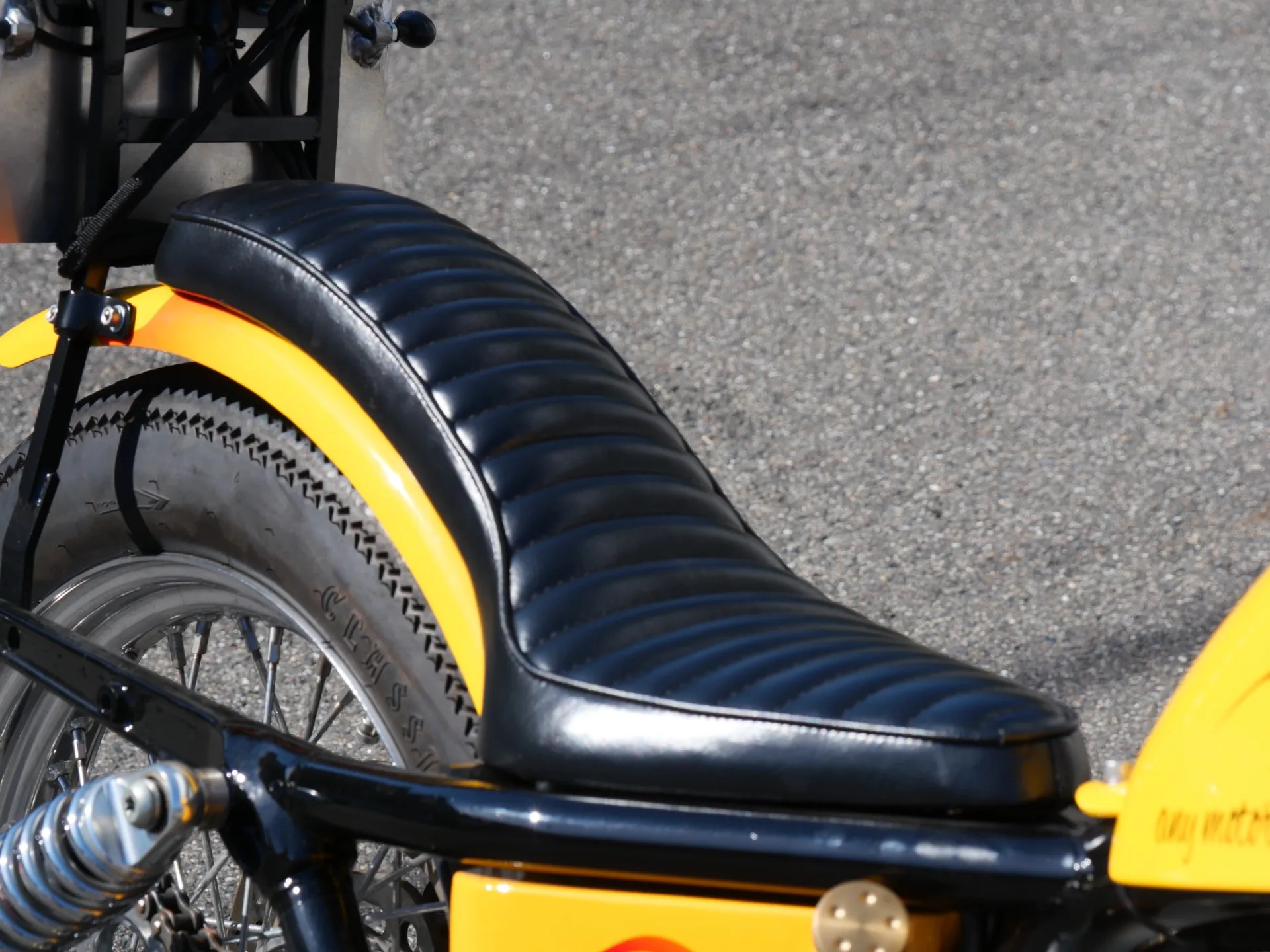 シートレールを加工し、オリジナルのシートを作成