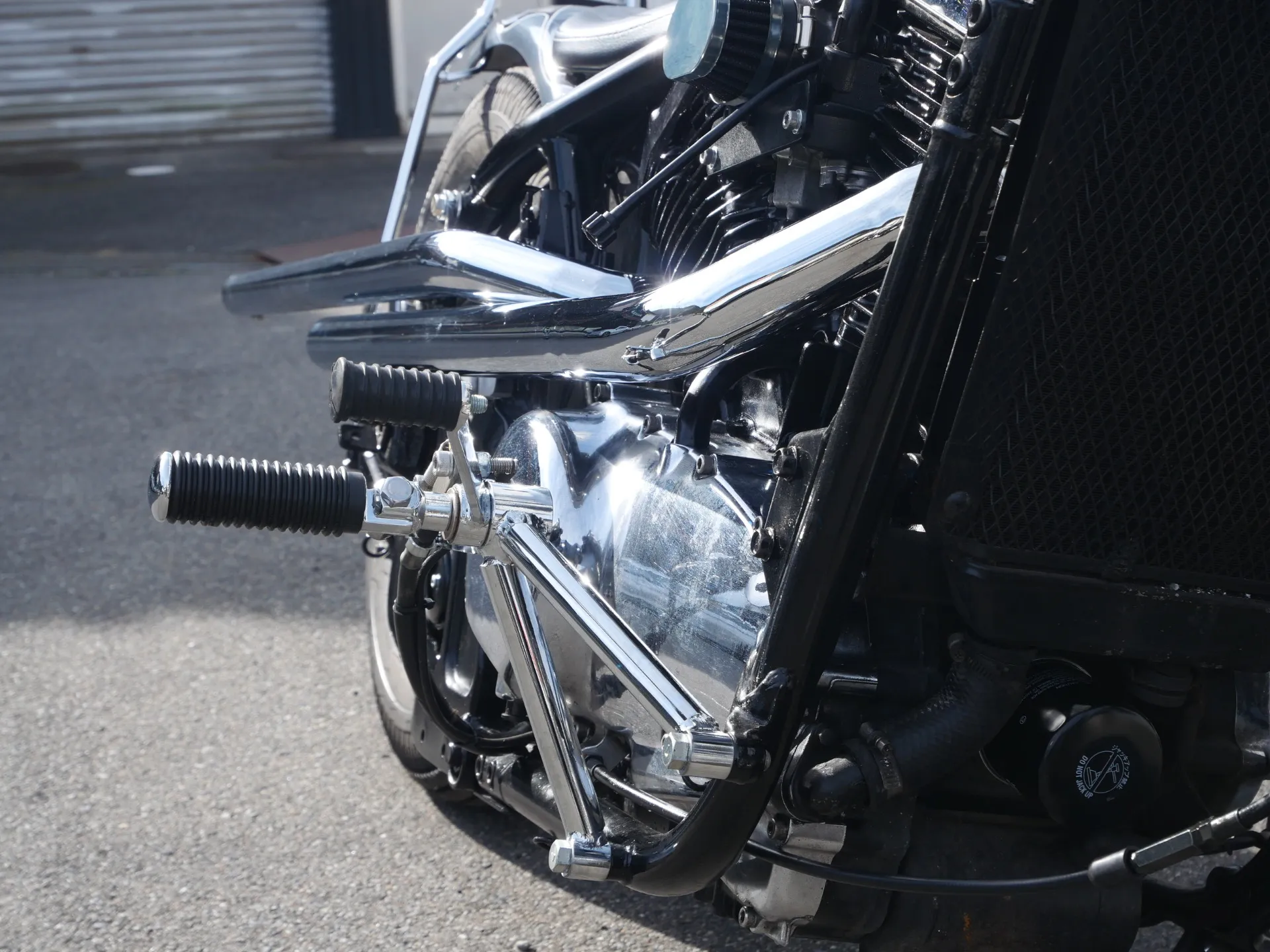 マフラーはショットガンタイプを製作し、ステップもゆったり乗れるミッドハイステップを作成、それらにクロームメッキを施しています