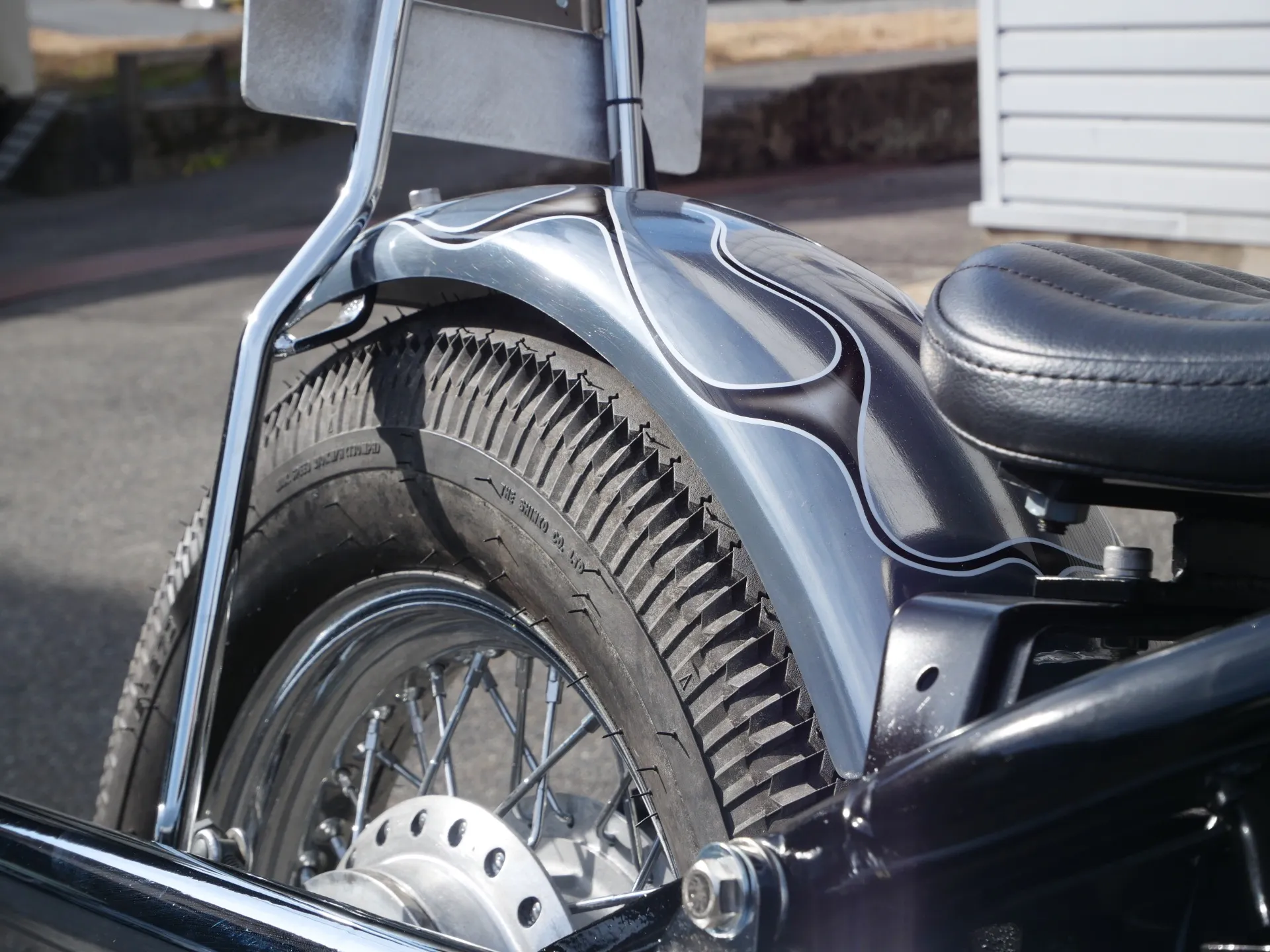 リアフェンダーはリブタイプをチョイス、ここにシーシーバーを作成し取り付けています