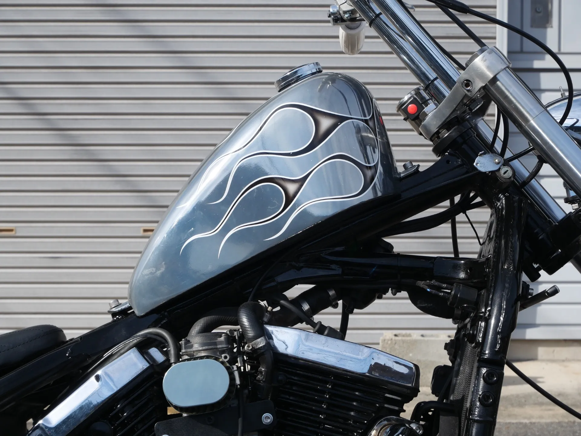 ナロースポーツタンクを車体に合うように加工し取付。塗装はメッキ塗装にフレイムス