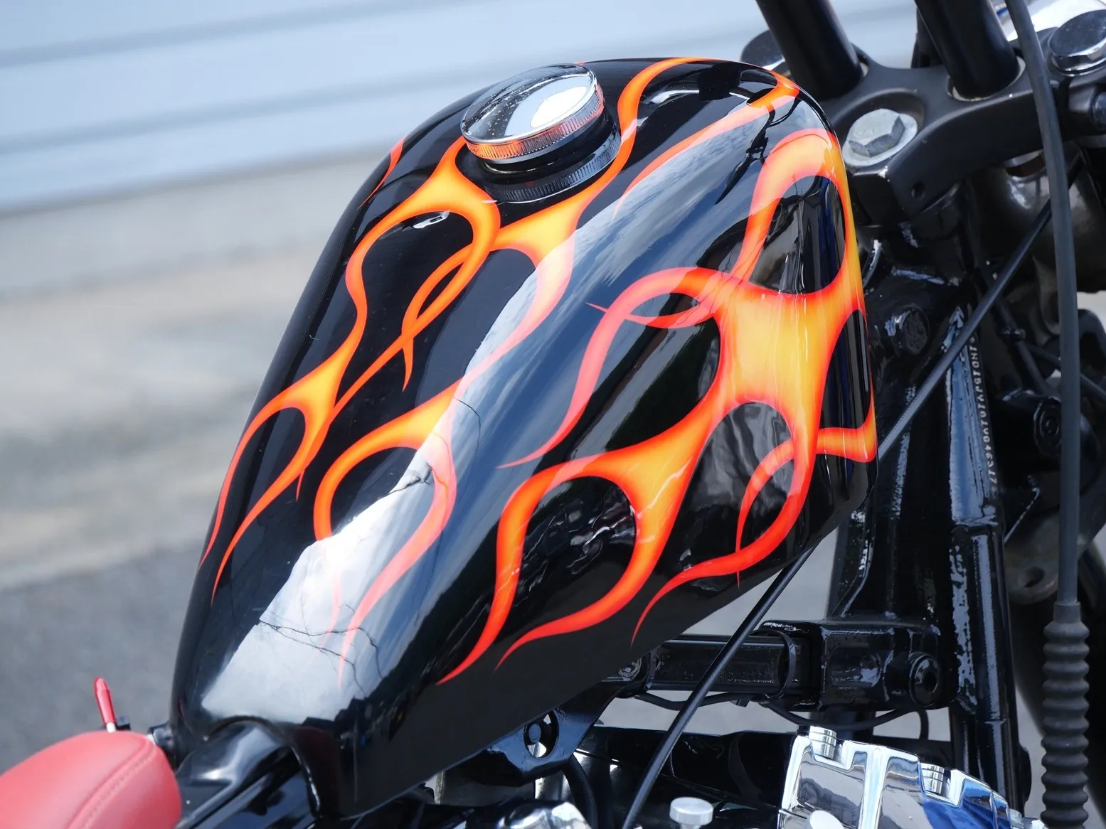 細かな2トーンフレイムスが走るスポーツスタータンク。