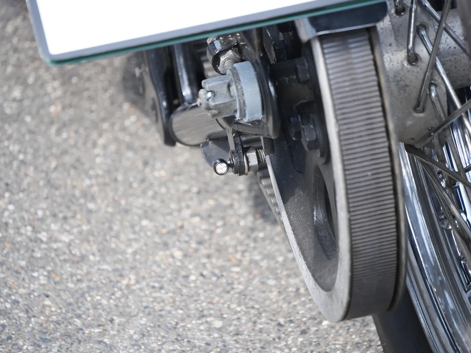 リアはテールランプ一体型の極小ウィンカー。